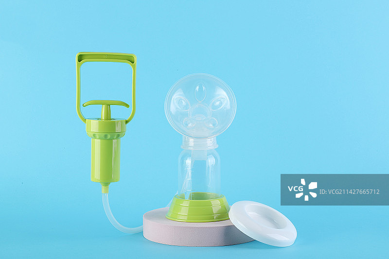 母乳喂养 手动吸奶器图片素材