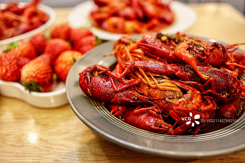 桌上盘子里的小龙虾特写镜头图片素材