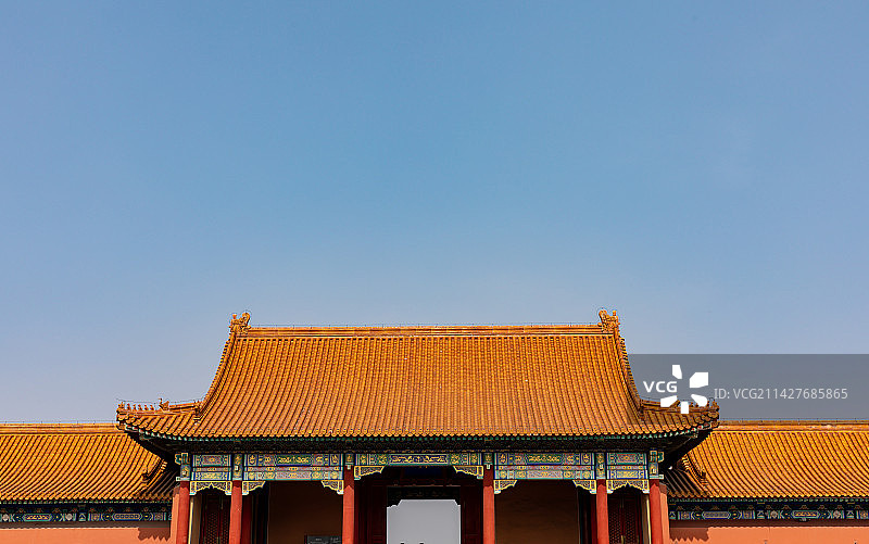 晴朗天空下北京故宫紫禁城古代宫殿建筑金色屋顶图片素材
