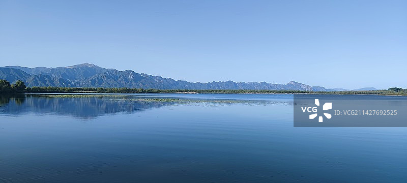 湖面如镜，远山淡影图片素材