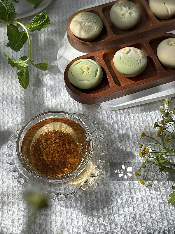 花影下的茶及点心图片素材