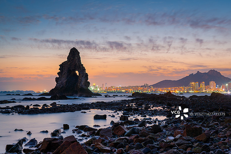 石老人与万家灯火图片素材