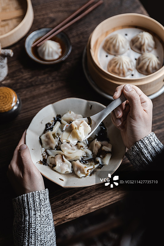 一碗美味的鲜肉小馄饨搭配南翔小笼图片素材