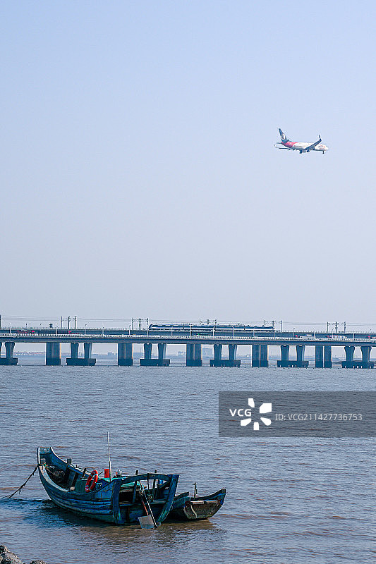 飞机轻轨渔船共舞图片素材