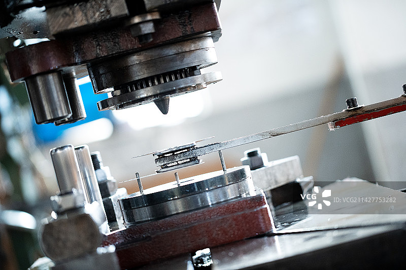 工厂半自动冲床图片素材