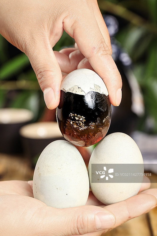 木底上摆放着皮鸭蛋图片素材