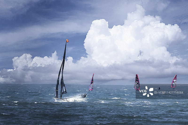 破浪而行— 海口阳光海滩图片素材