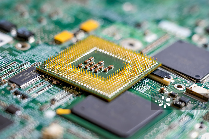 以电路板为背景的CPU特写图片素材