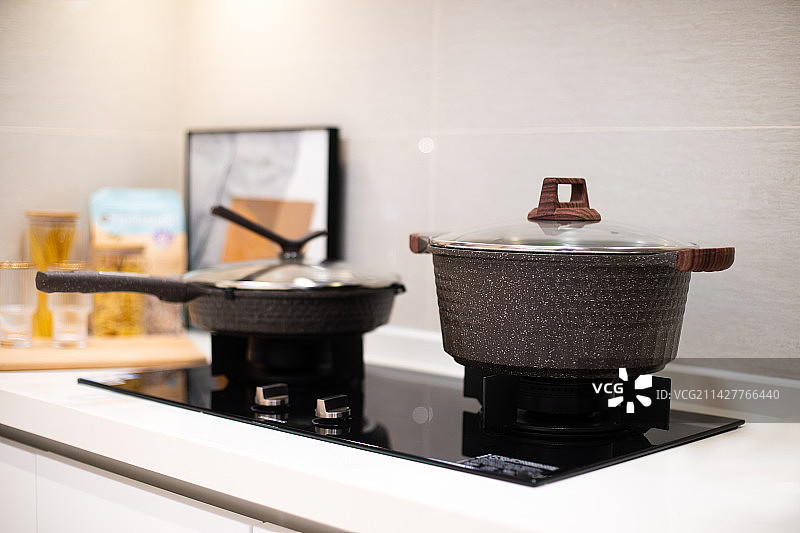厨房灶台上的锅图片素材