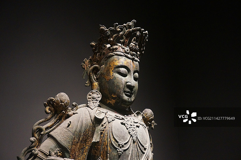 鎏金自在观音铜坐像图片素材