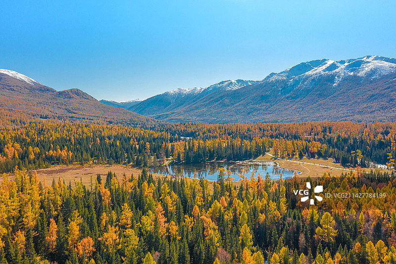 新疆阿勒泰喀纳斯湖图片素材