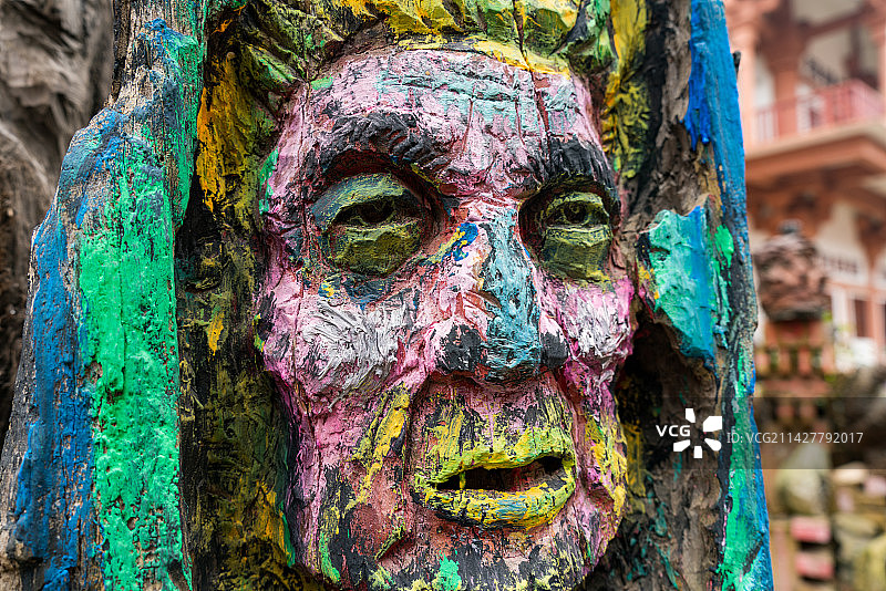 四川雅安市芦山县水街怪头怪脑雕塑图片素材