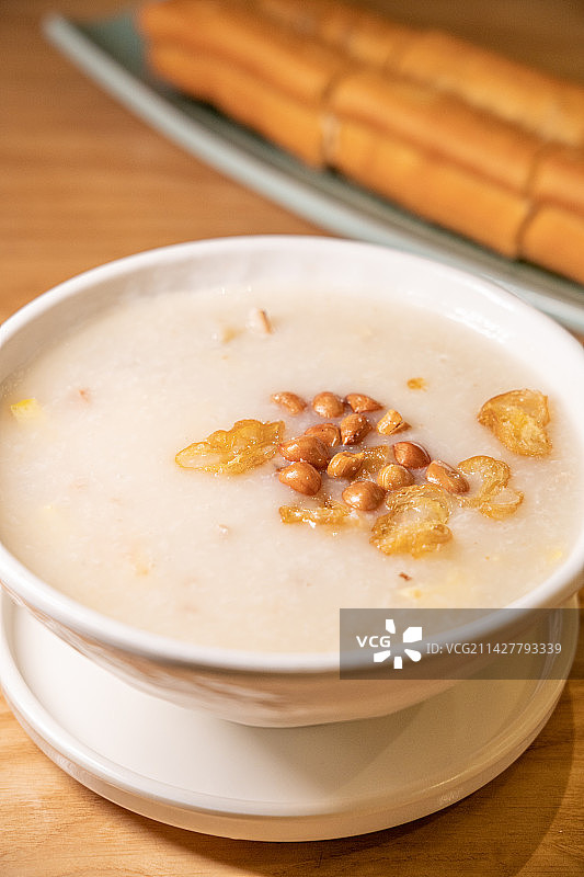 广东广州粤式广式早茶早点传统早餐艇仔粥和后面的油条图片素材