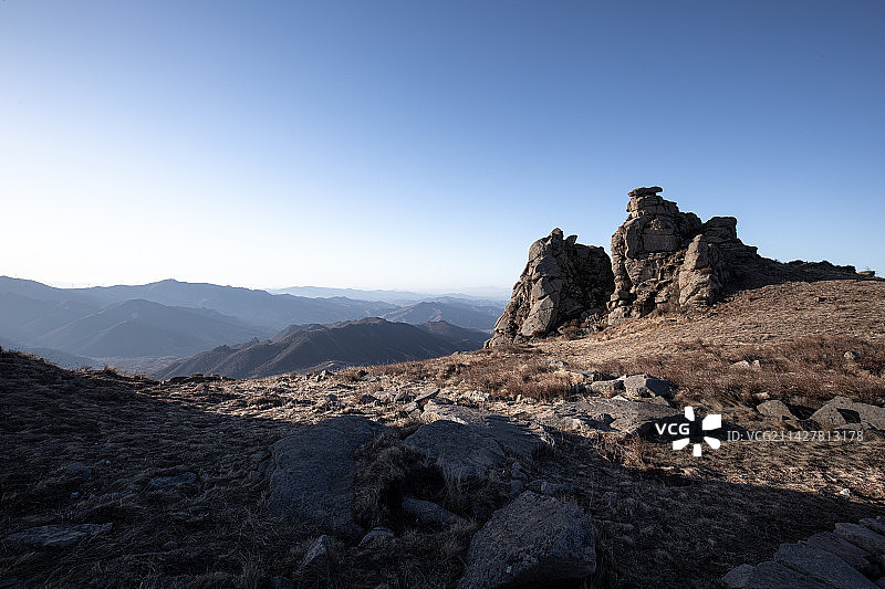 高山上的岩石和地面图片素材