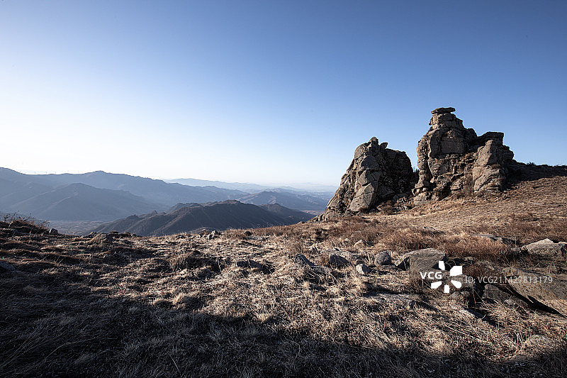高山上的岩石和地面图片素材
