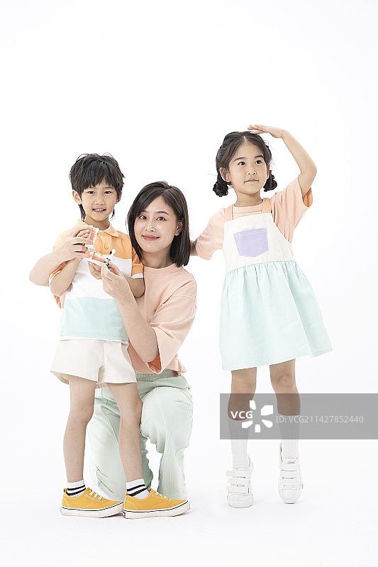 带着两个小孩的年轻女性图片素材