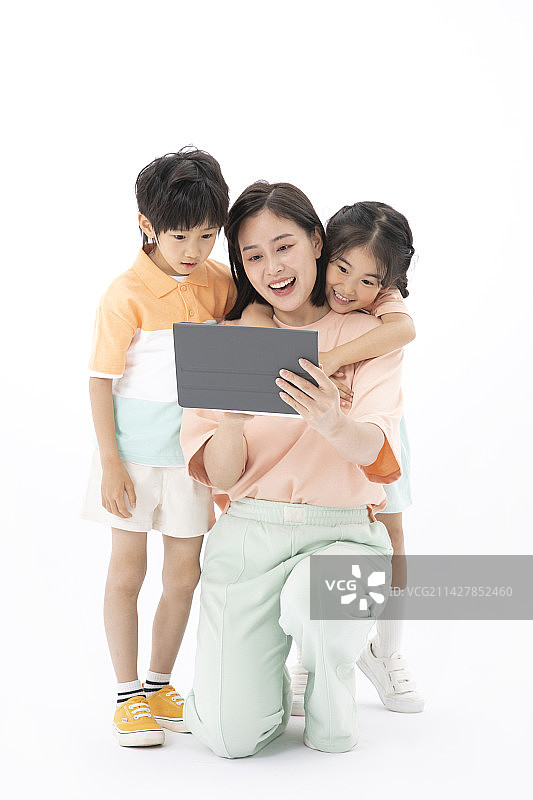 带着两个小孩的年轻女性图片素材