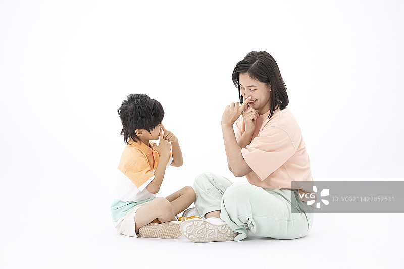 年轻的妈妈带着孩子互动玩耍图片素材