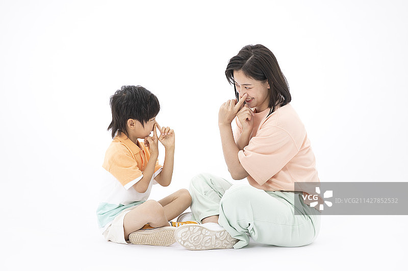 年轻的妈妈带着孩子互动玩耍图片素材