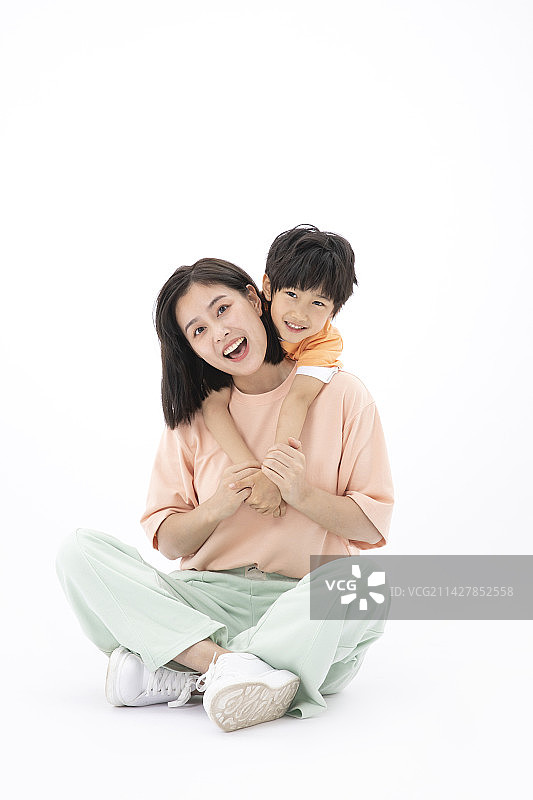 趴在妈妈身后的小男孩图片素材