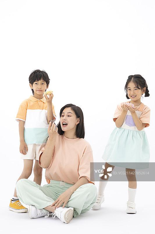 坐在地面上的年轻女性带着两个小孩图片素材