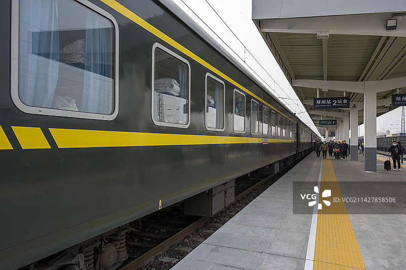 河南南阳邓州火车站月台绿皮车图片素材