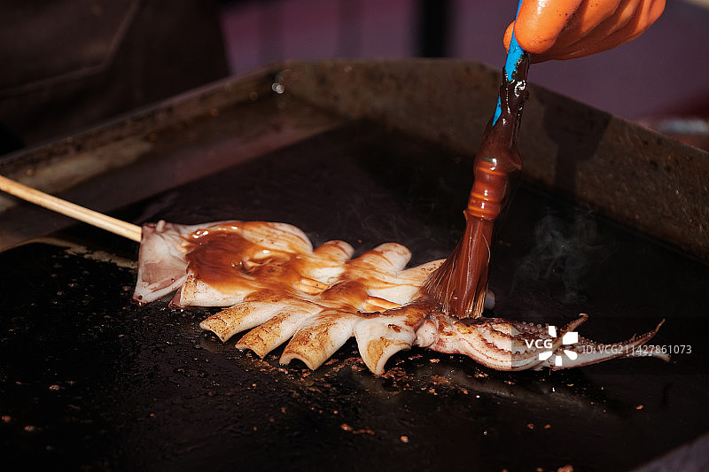 正在烤制的铁板鱿鱼铁板鱿鱼须特写图片素材
