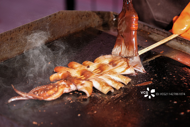 正在烤制的铁板鱿鱼铁板鱿鱼须特写图片素材
