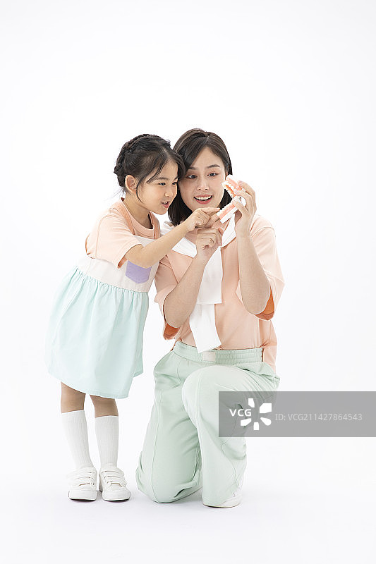 与小女孩在一起的年轻女性图片素材