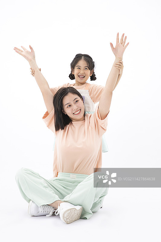 站在妈妈身后的小女孩图片素材