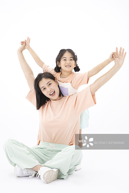 站在妈妈身后的小女孩图片素材