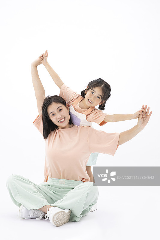 站在妈妈身后的小女孩图片素材