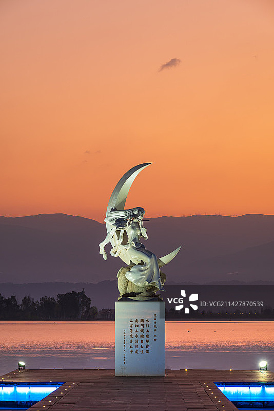 四川省凉山州西昌市邛海湿地公园月亮女神黄昏日落夜景图片素材