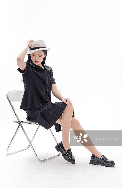 靠在椅子上的黑色夏装女孩图片素材