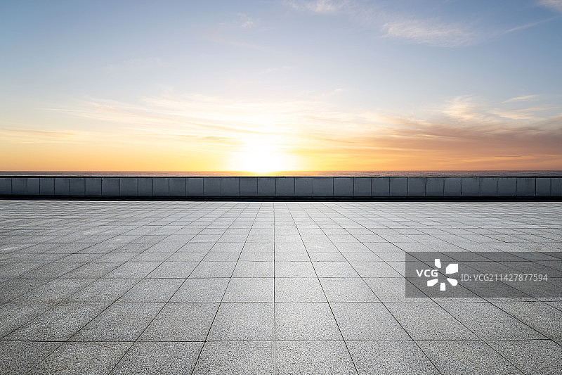 日落时分空旷广场图片素材