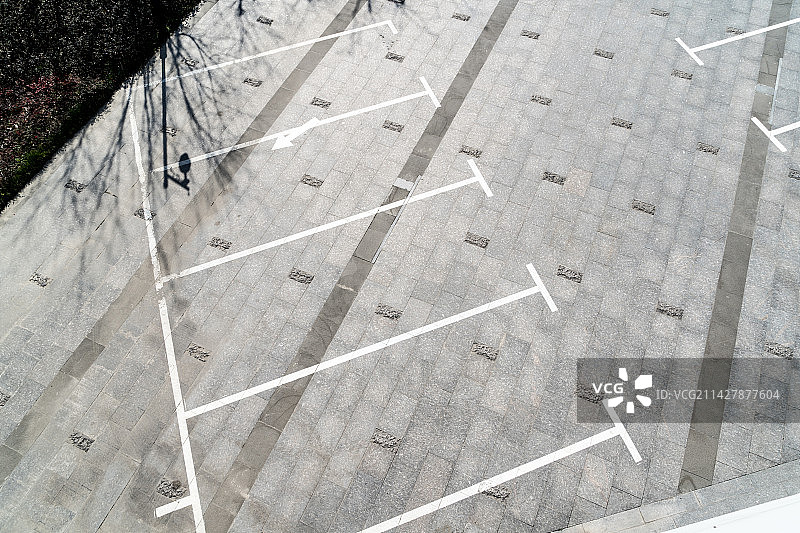 俯瞰空旷街道地面停车场图片素材