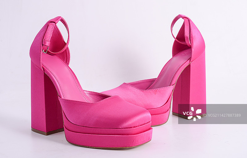 玫红色厚底高跟鞋图片素材