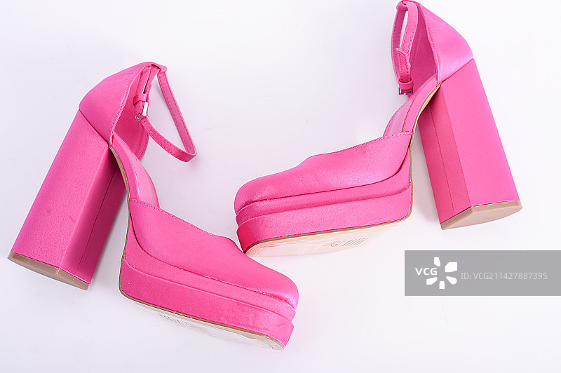 玫红色厚底高跟鞋图片素材