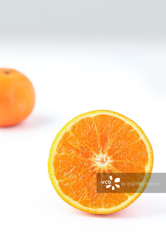 白色背景下橙色水果的特写镜头图片素材