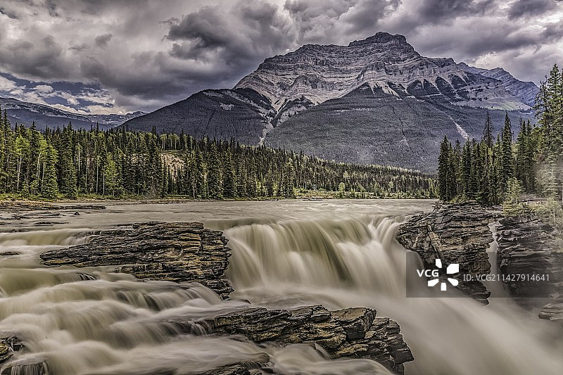 山峦与瀑布图片素材