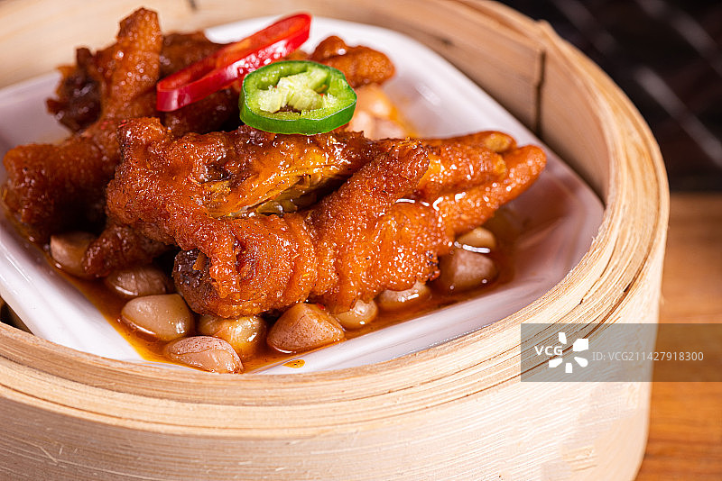 广式早茶蒸笼点心虎皮凤爪的特写图片素材