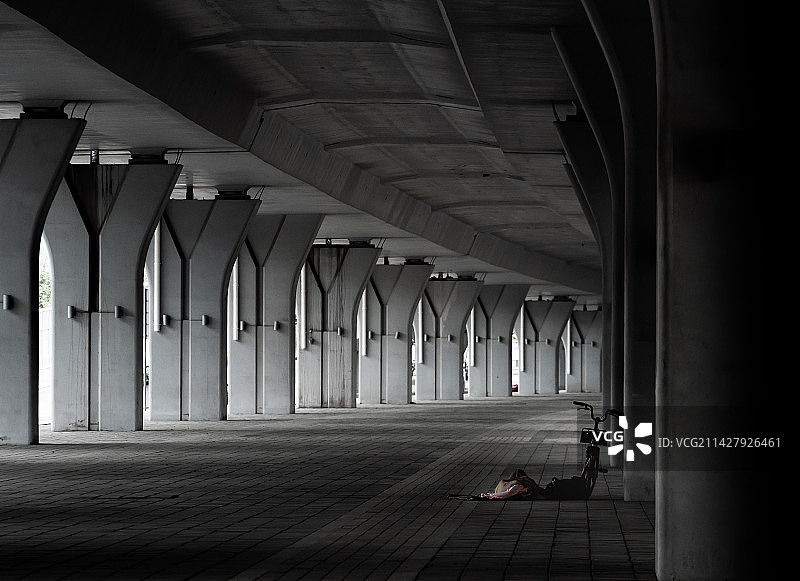 猎德桥底的流浪汉与自行车图片素材