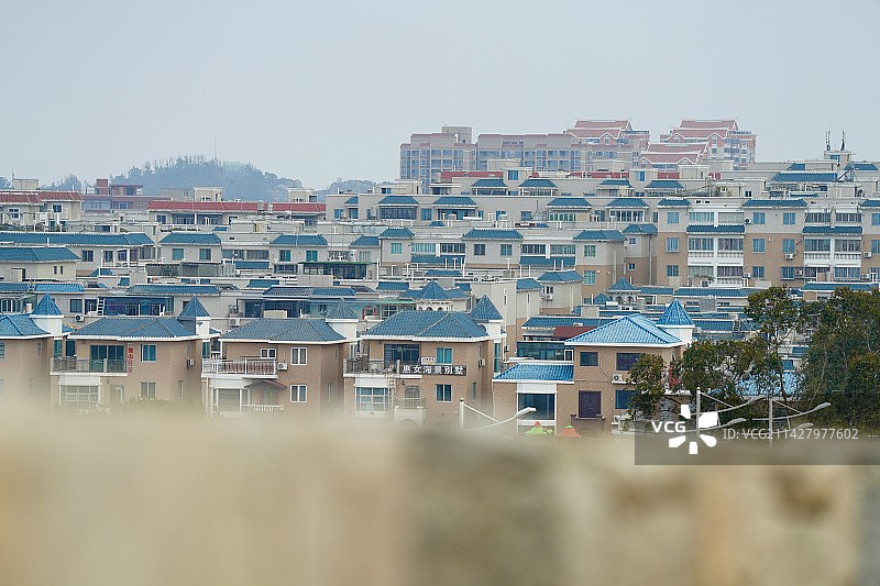 泉州崇武古城彩色的房顶图片素材