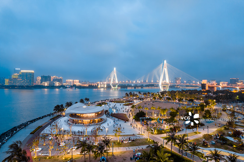 中国海南海口云洞图书馆和世纪大桥高视角夜景航拍图片素材