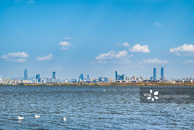 云南昆明双塔恒隆广场和滇池白昼晴天图片素材