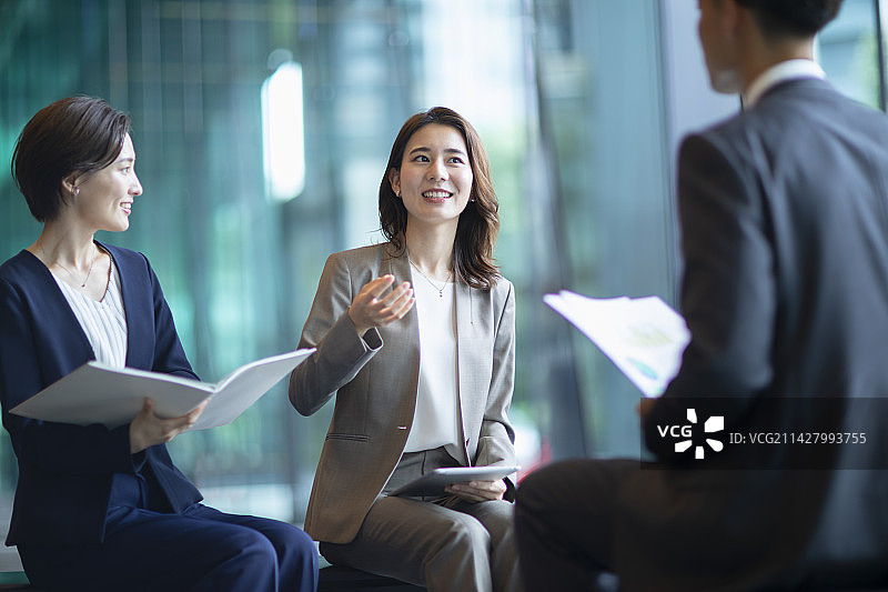 商人和女商人在开会图片素材