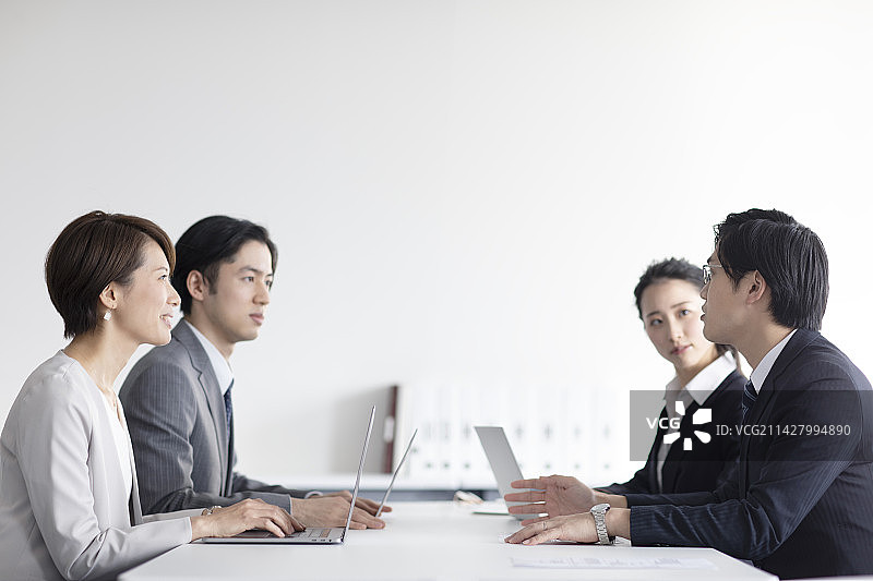 商人和女商人在开会图片素材