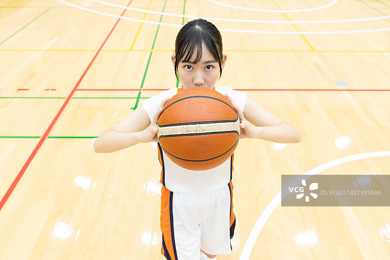 高中生手持篮球图片素材