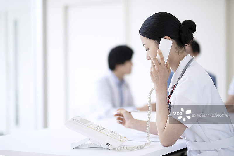 护士接听电话图片素材