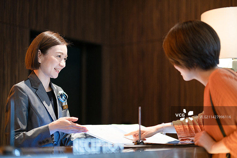 酒店员工接待客人肖像图片素材